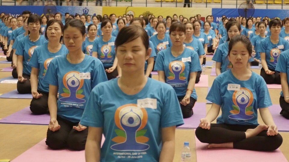 Hang tram nguoi dong dien yoga hinh anh