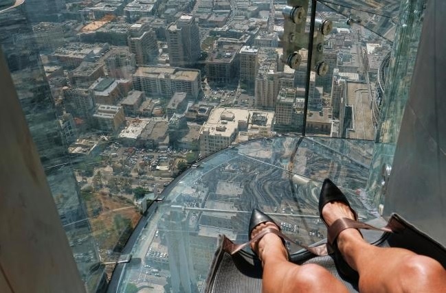 Ong truot kinh dang so tren toa nha cao nhat Los Angeles hinh anh