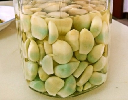 Toi ngam dam chuyen mau xanh co nen an? hinh anh