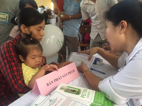 Nguoi dan thon Dong Mai duoc thai doc chi hinh anh