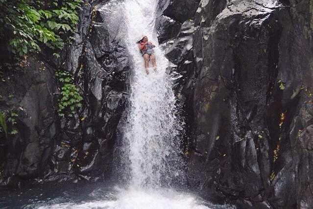 Mang truot tu nhien trong thac nuoc noi tieng o Bali hinh anh