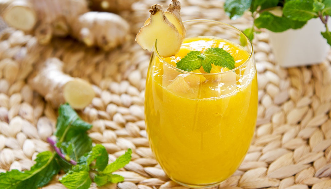 Cach lam smoothie ca rot, xoai va gung thom ngon hinh anh