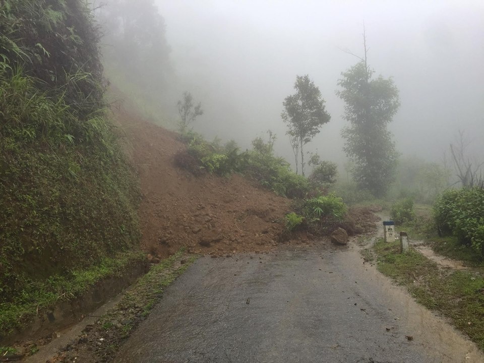 sạt lở đá vùng núi gây nguy hiểm ảnh 2 sat lo da vung nui gay nguy hiem anh 2