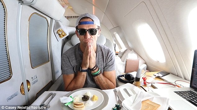 Casey Neistat, khoang hạng nhất Emirates, anh chàng may mắn ảnh 1 Casey Neistat, khoang hang nhat Emirates, anh chang may man anh 1