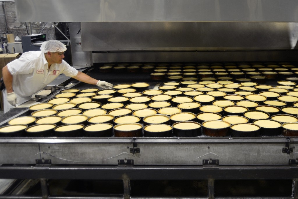 Lo banh san xuat 15.000 cheesecake moi ngay hinh anh