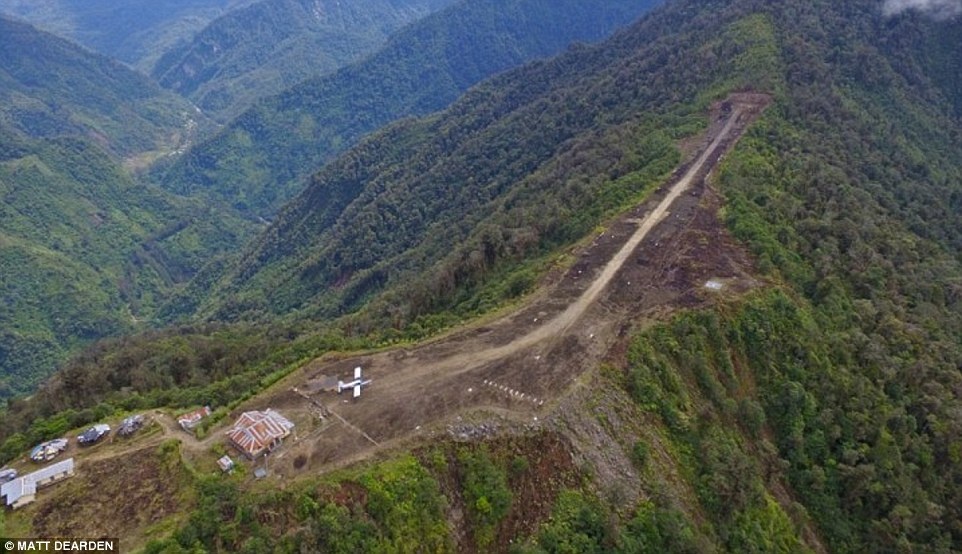 Nhung san bay la lung tren the gioi hinh anh
