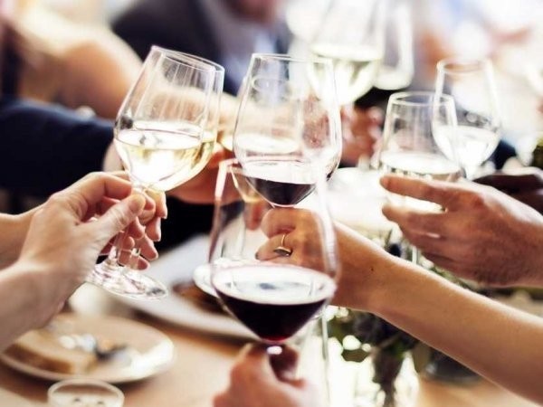 Cach chia tien ly tuong khi di an voi nhom ban hinh anh