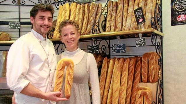 Banh mi gap cho dan me xe dap hinh anh