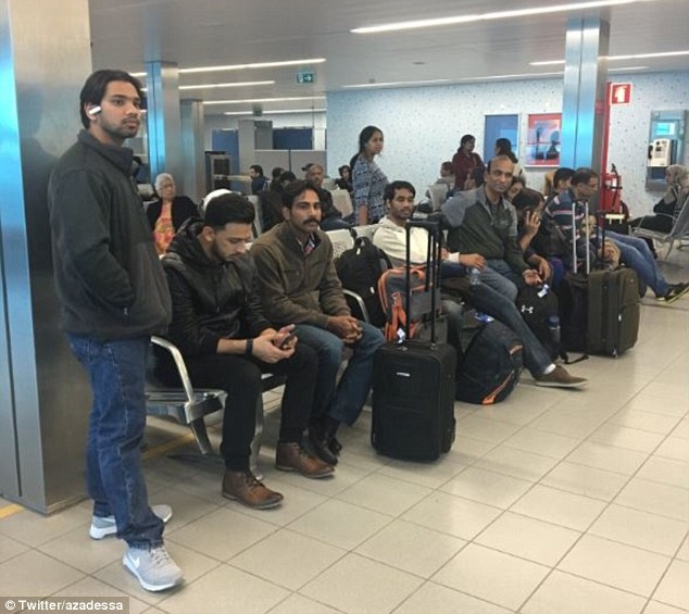 Máy bay hạ cánh khẩn cấp,  hành khách gãy chân ảnh 2 May bay ha canh khan cap,  hanh khach gay chan anh 2