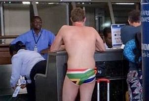 Du khach mac quan boi den san bay hinh anh