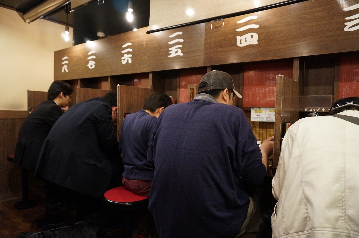 Nha hang cho nguoi 'muon quay lung voi ca the gioi' o Nhat hinh anh