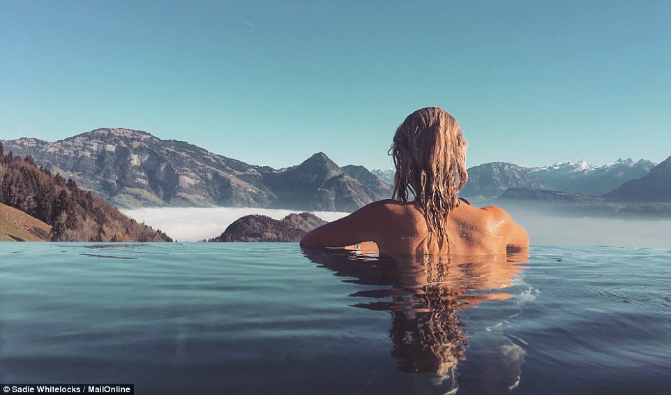 Khach san co be boi menh danh 'Nac thang len thien duong' hinh anh