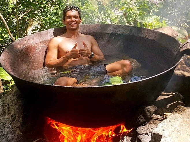 Dich vu tam trong noi nuoc dun tren bep lua hinh anh