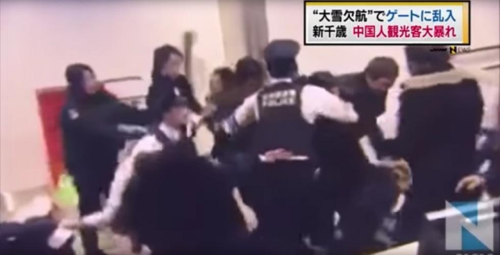 Du khach Trung Quoc gay nao loan o san bay Nhat Ban anh 1