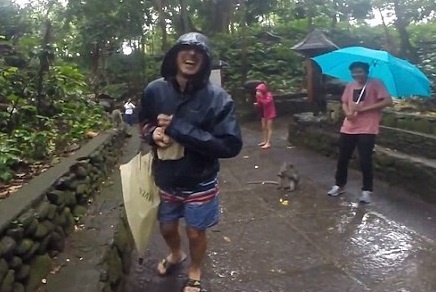 Khach nguong chin mat vi bi khi keo tut quan hinh anh