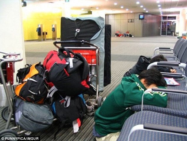 Muon kieu ngu o san bay anh 13