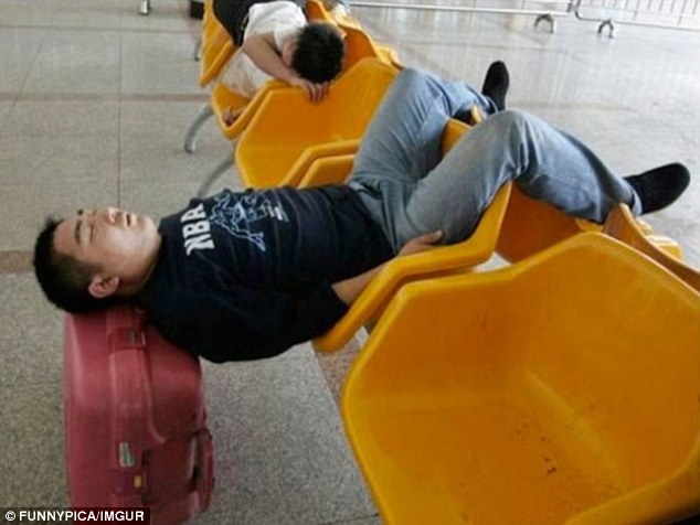 Muon kieu va vat o san bay sau ky nghi le hinh anh