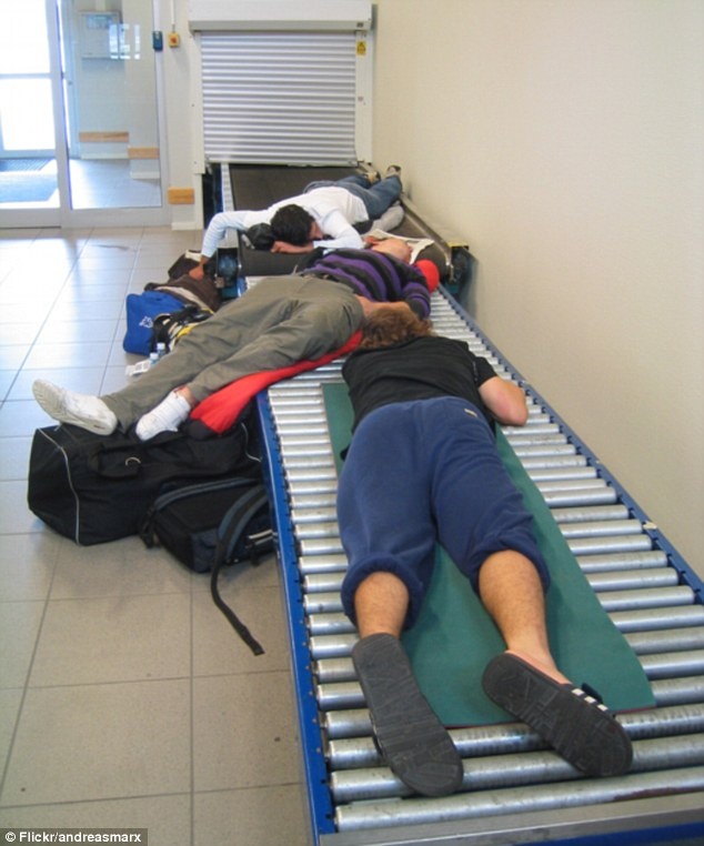 Muon kieu ngu o san bay anh 4