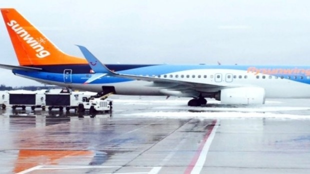 Phi cong bi bat vi say xin trong buong lai hinh anh