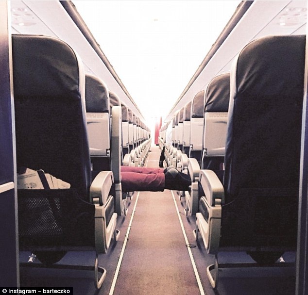 Ban dong hanh ky la tren may bay anh 10