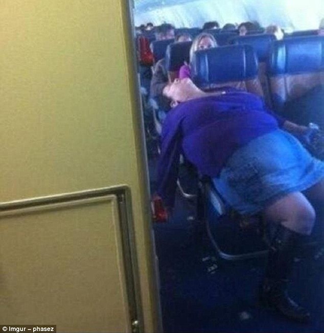 Ban dong hanh ky la tren may bay anh 5