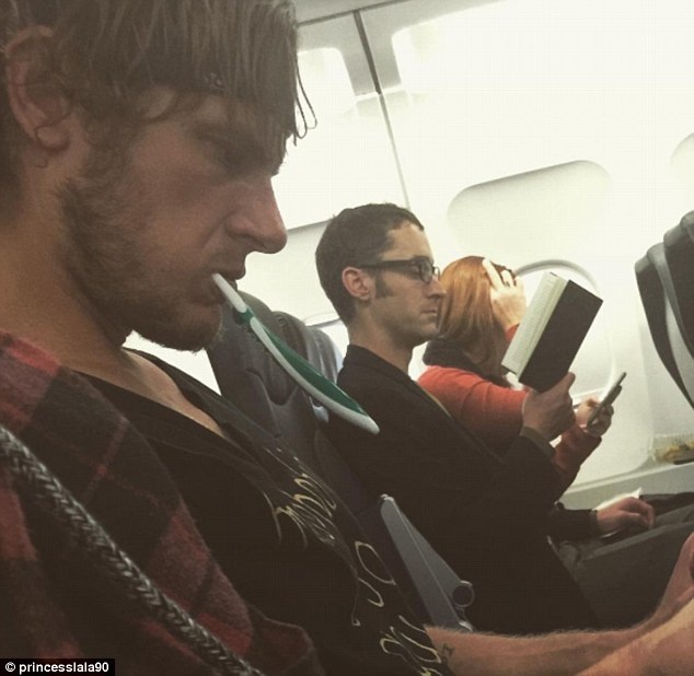 Ban dong hanh ky la tren may bay anh 6