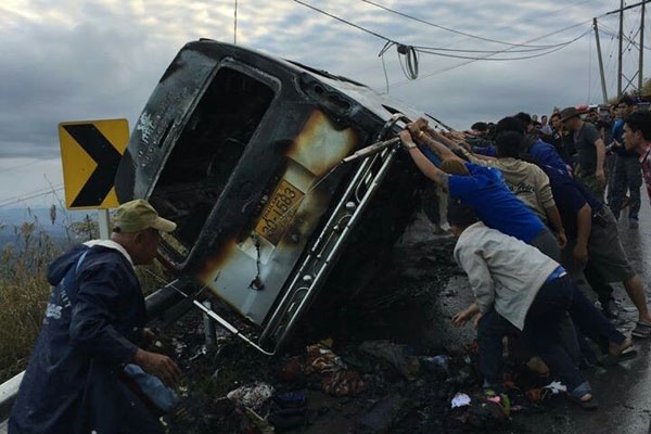 14 du khach Thai Lan thoat chet khi oto bi chay luc leo doc hinh anh