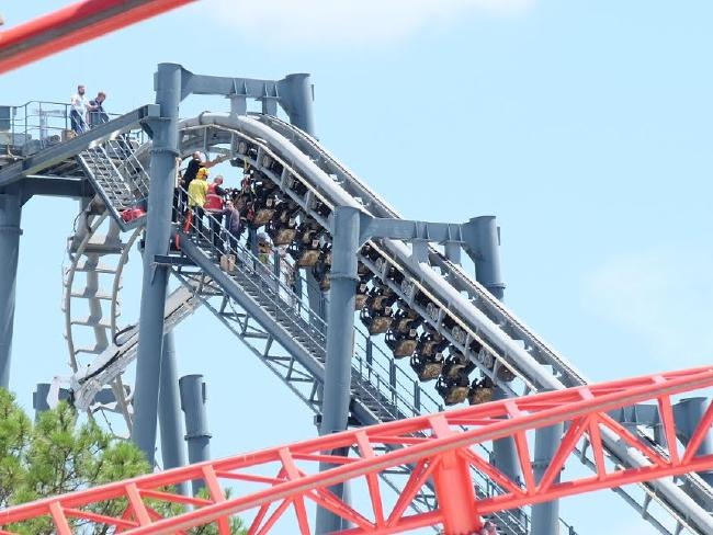 Du khach bi treo lo lung 90 phut vi tau luon sieu toc hong hinh anh