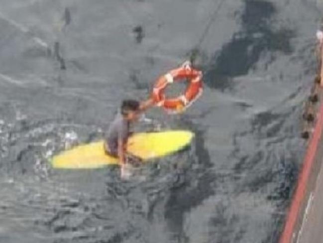 Du khach duoc cuu song khi lenh denh tren bien 16 tieng hinh anh