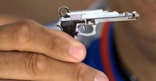 Suyt lo ky nghi vi chia khoa hinh khau sung hinh anh