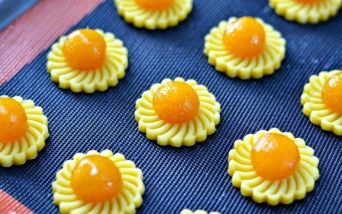 Banh quy va snack an vat de lam de nham nhi ngay Tet hinh anh