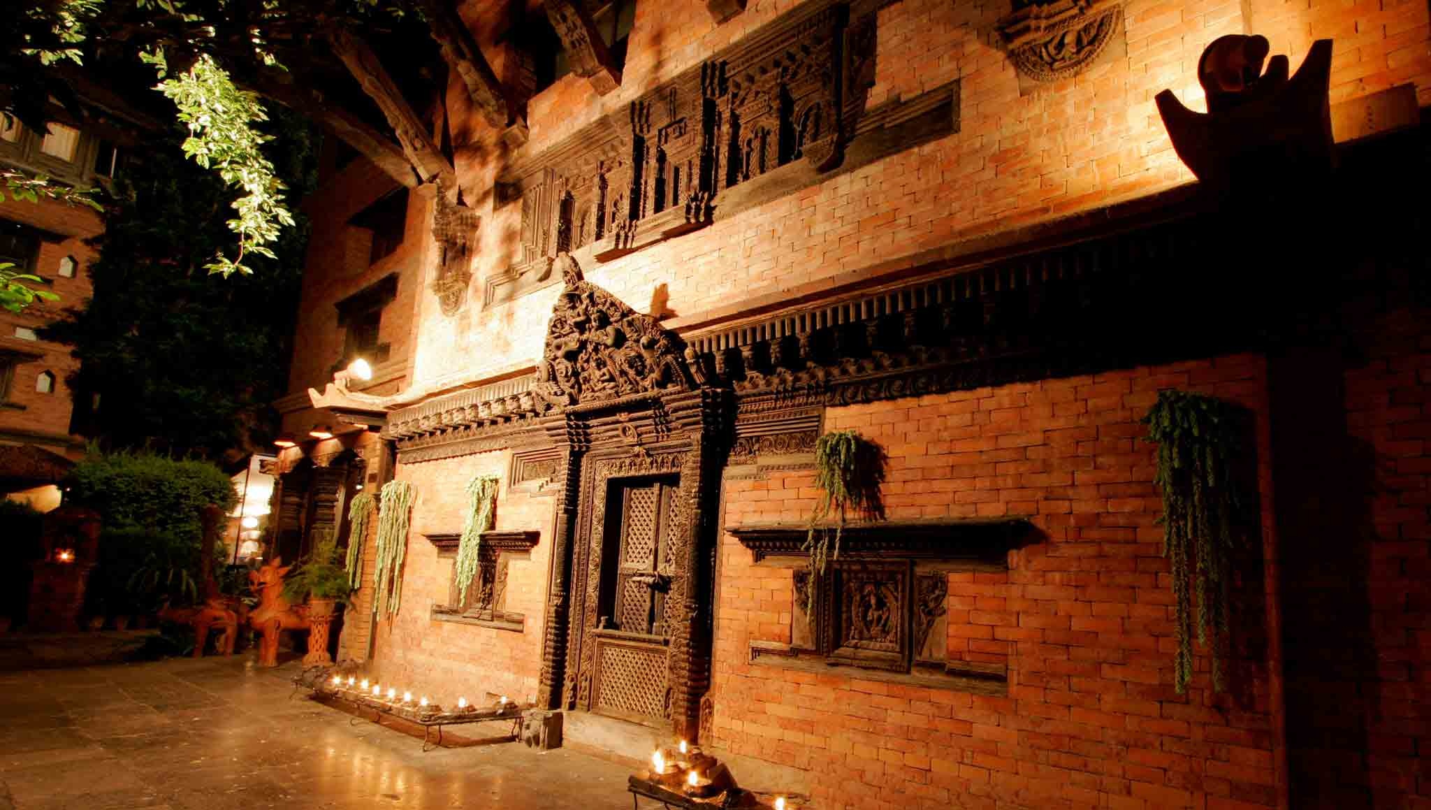 ben trong khach san Dwarika anh 2