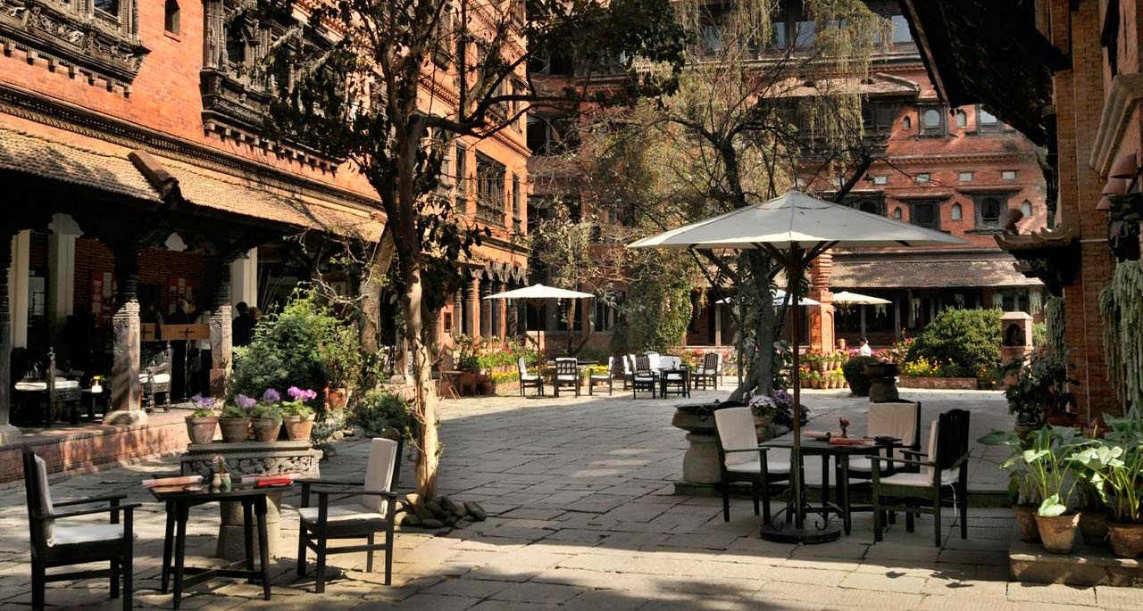 ben trong khach san Dwarika anh 4