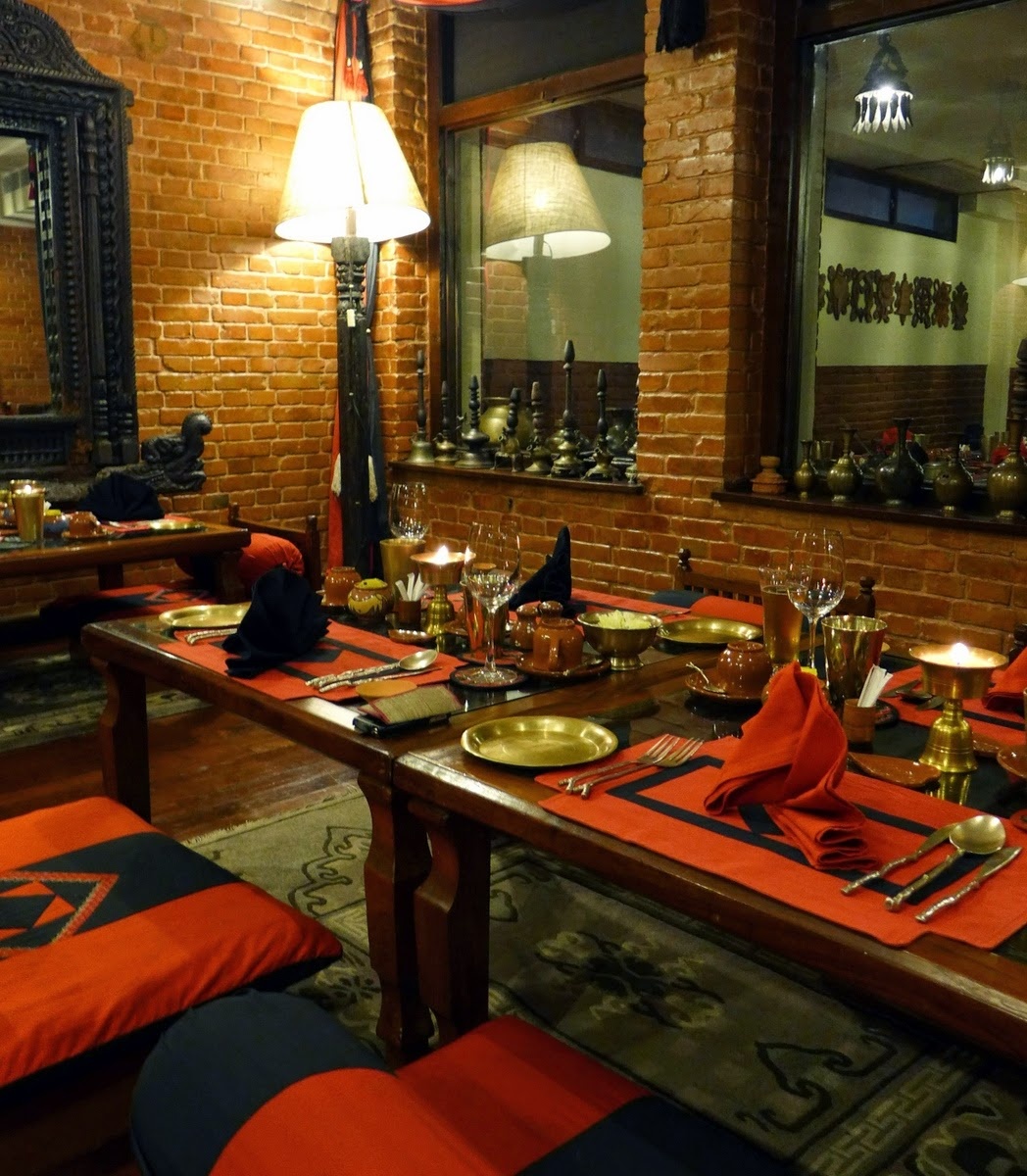 ben trong khach san Dwarika anh 9