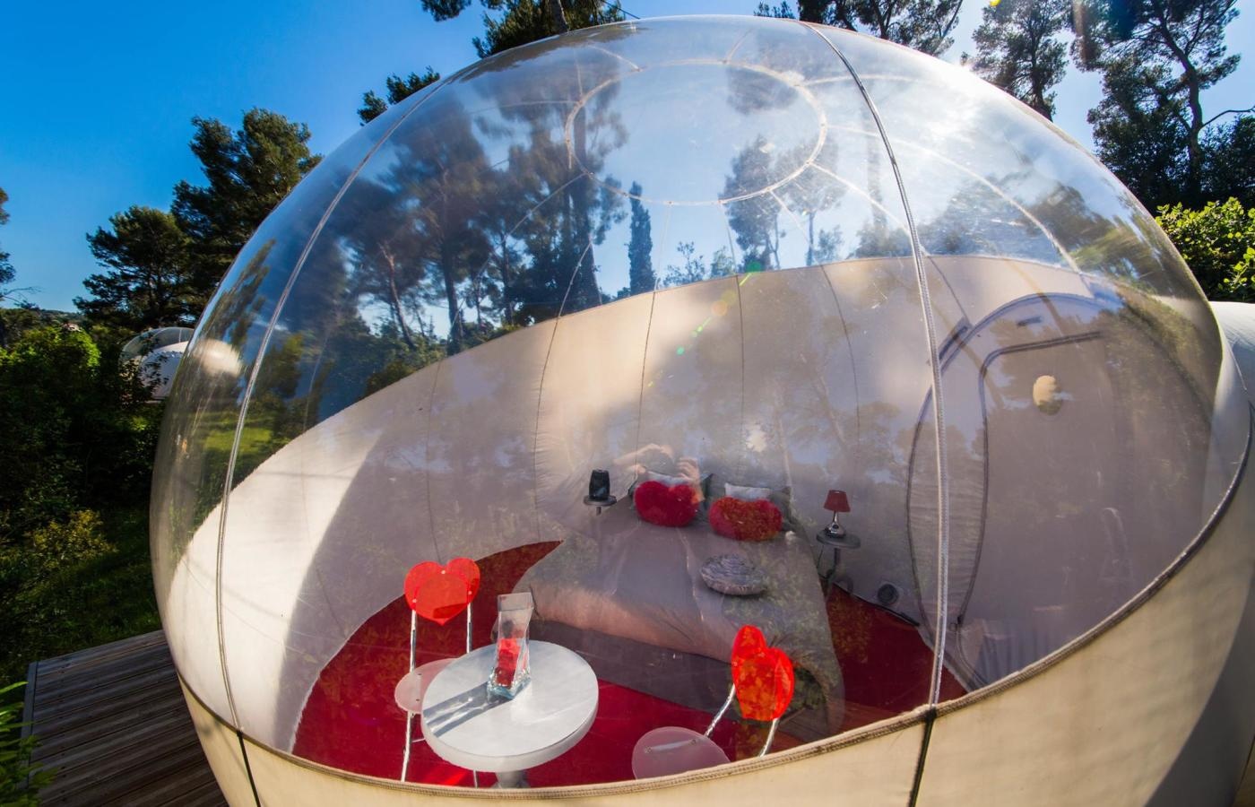 Bubble hotel. Attrap’reves Montagnac Франция. Отель в шаре. Отель пузырь. Отель в прозрачных шарах.