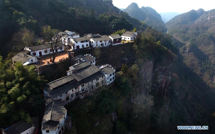 ngoi lang ben vach nui o Trung Quoc anh 3