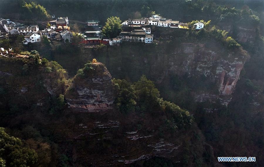 ngoi lang ben vach nui o Trung Quoc anh 4