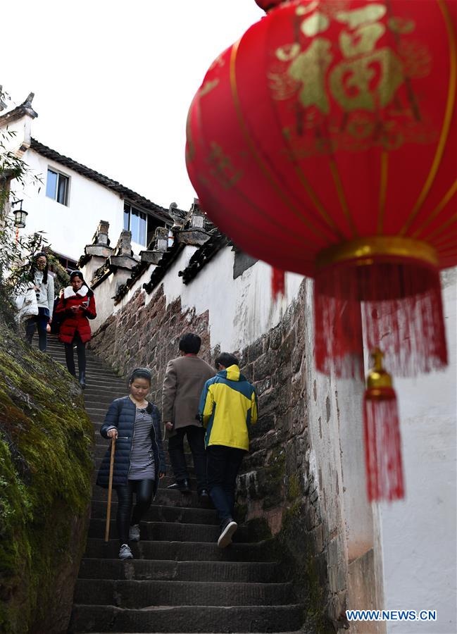 ngoi lang ben vach nui o Trung Quoc anh 7