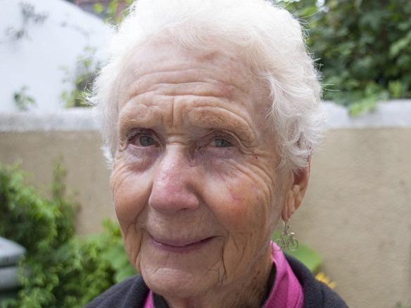 Cu ba 78 tuoi dap xe khap chau Au va My hinh anh