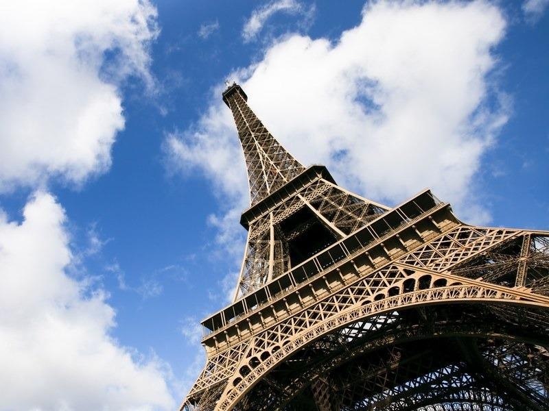 Lap tuong kinh chong dan cho thap Eiffel hinh anh