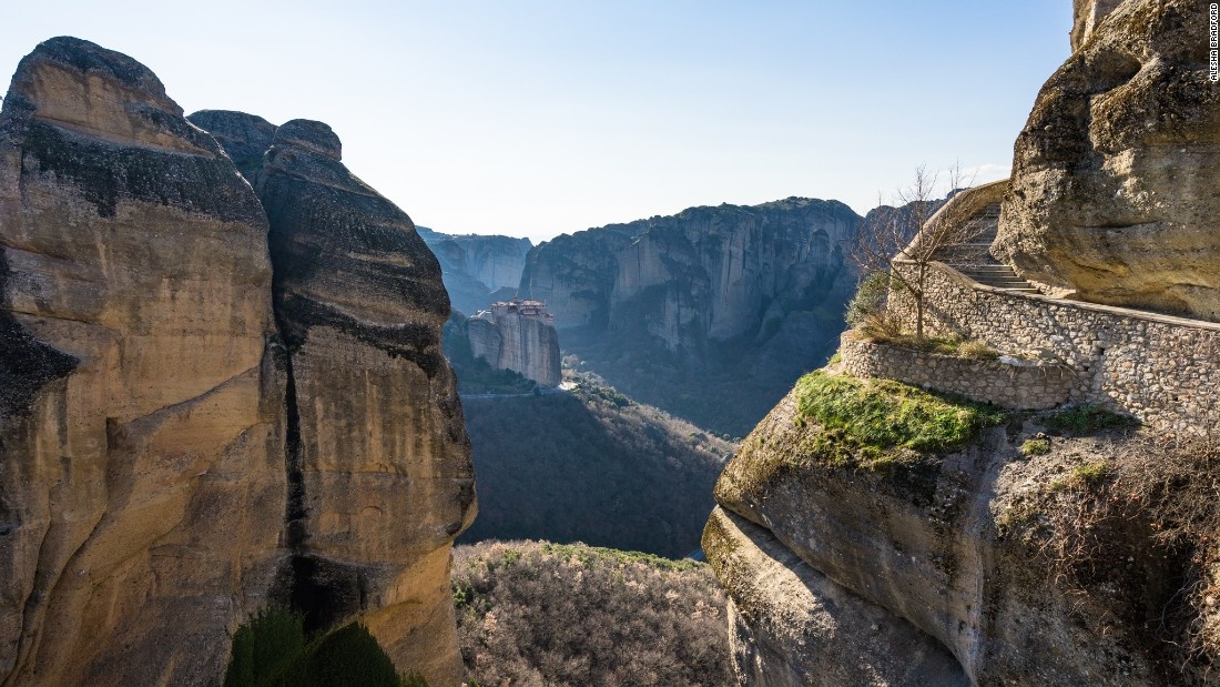 Quan the tu vien lac troi tren khong hinh anh