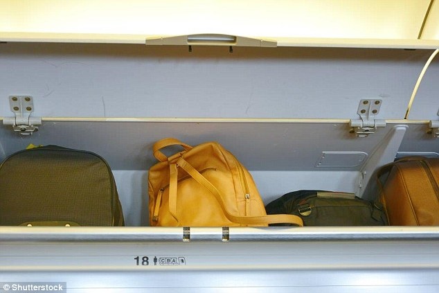 hanh ly xach tay bi giu lai anh 1