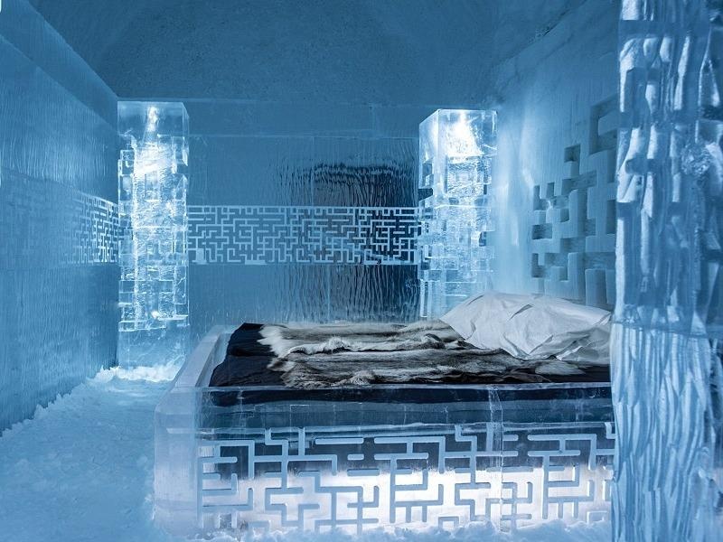 Ben trong khach san bang trang le o Thuy Dien hinh anh