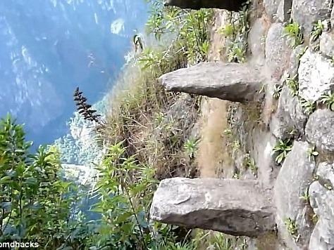 Khach du lich lieu linh leo len 'cau thang tu than' hinh anh