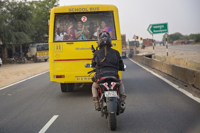 co gai di xe may vong quanh the gioi anh 1