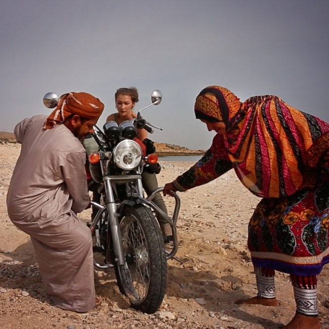 co gai di xe may vong quanh the gioi anh 14