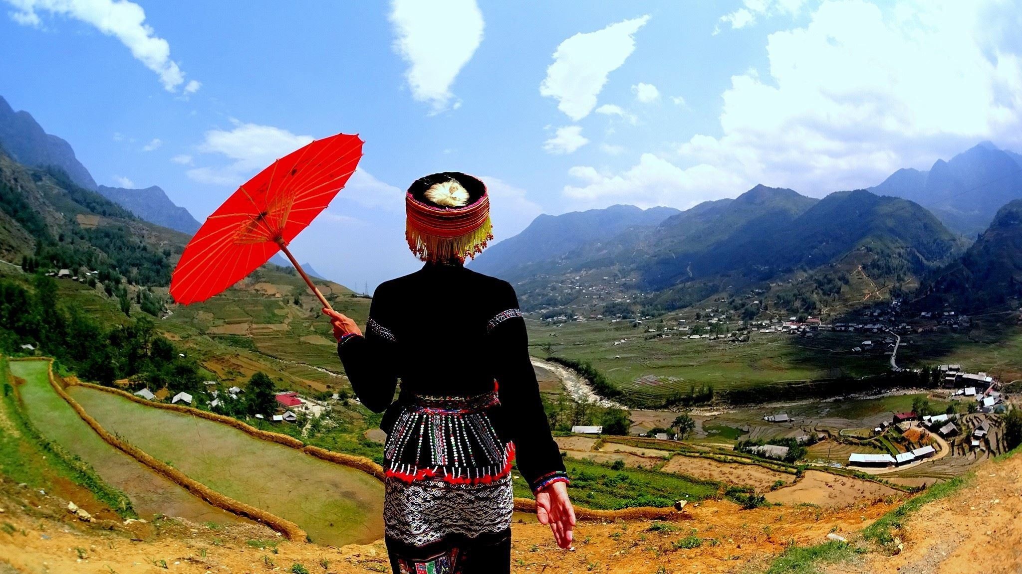 Me Tay don than thich thu dien trang phuc dan toc o Sa Pa hinh anh