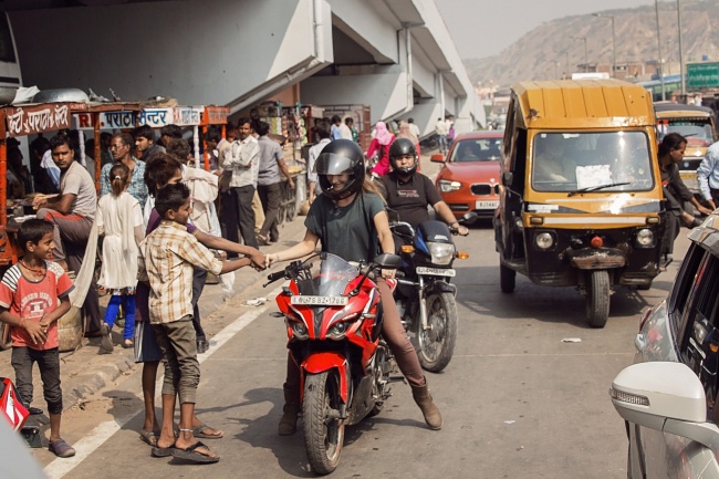 co gai di xe may vong quanh the gioi anh 2