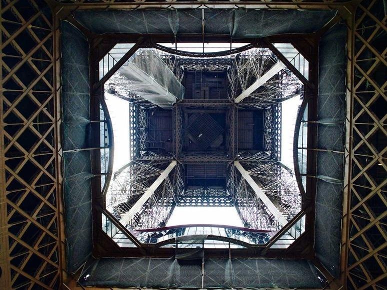 Dien mao moi cua thap Eiffel sau khi lap kinh chong dan hinh anh