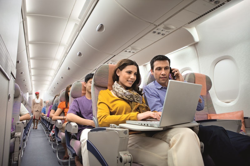 Dich vu ho tro dung laptop tren chuyen bay den My cua Emirates hinh anh